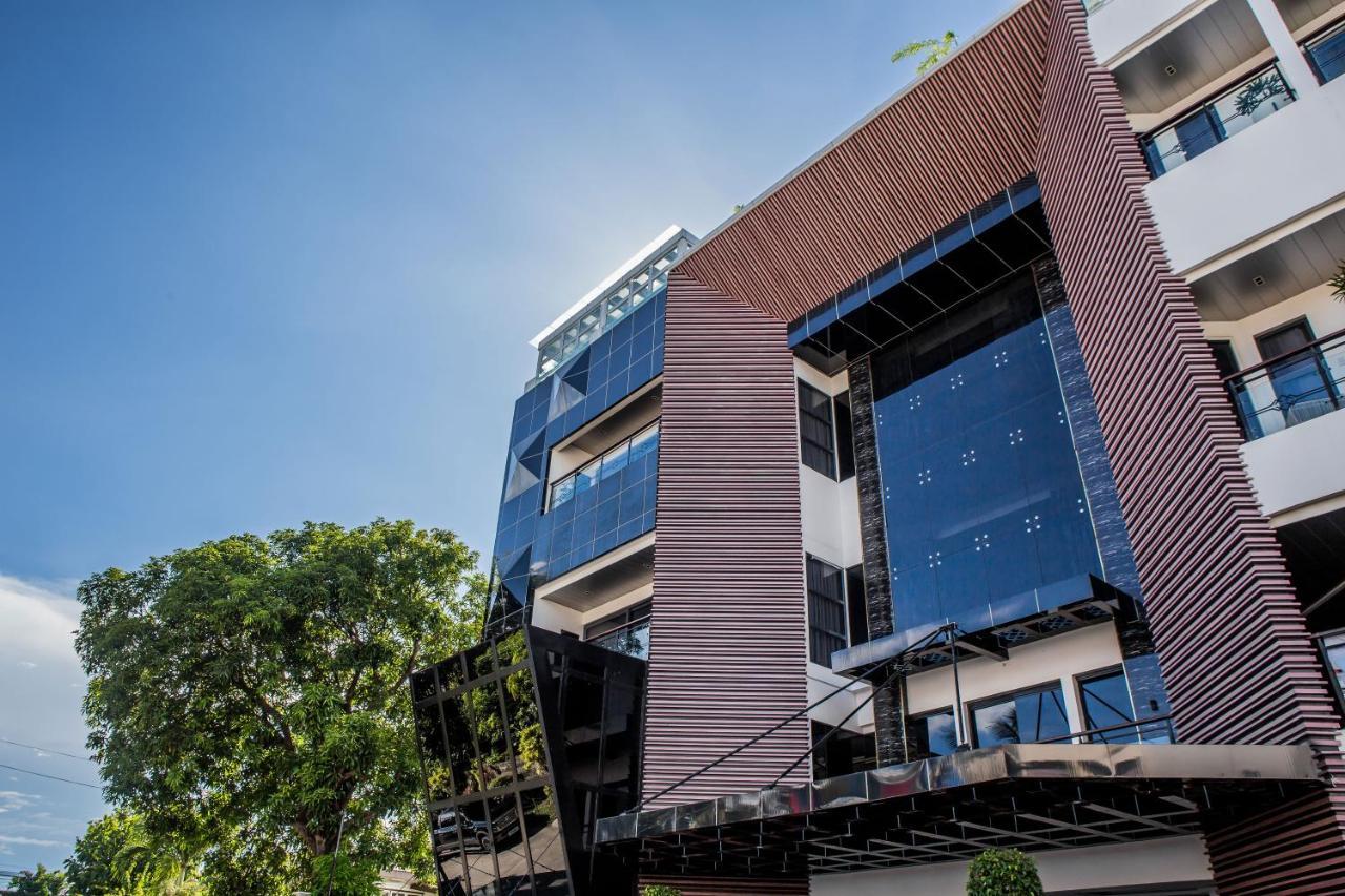 Stonehill Suites Bacolod Exteriör bild